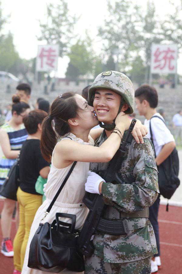 萌妹子与军校男友晒甜蜜毕业合影