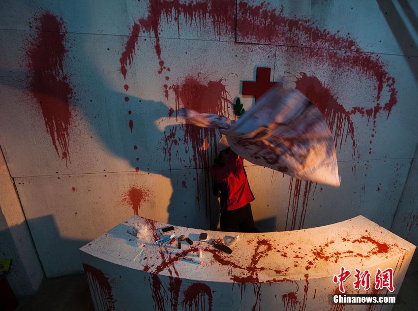 下页 上页 自动播放 下载原图 金璐走进她的工作场所"丧尸医院",穿上