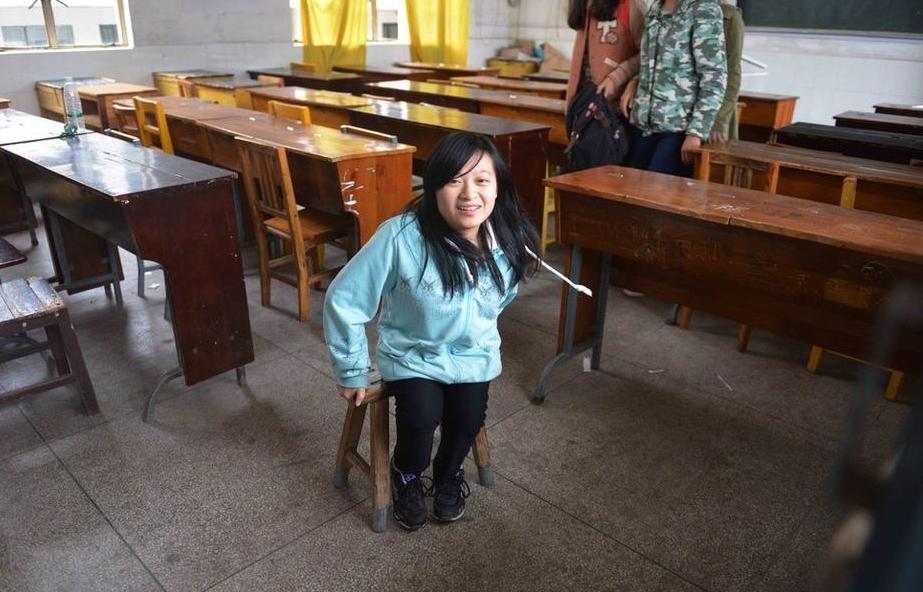 女生患先天性脆骨病 坐小板凳"走"路坚持上学_高清图集_新浪网