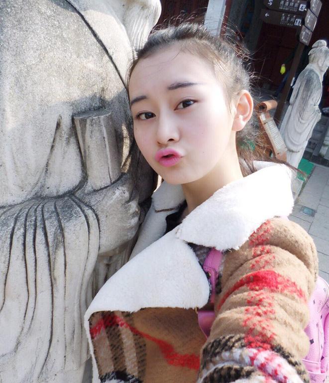 刘香一直在班上担任文艺委员,经常参加学校的文艺演出.