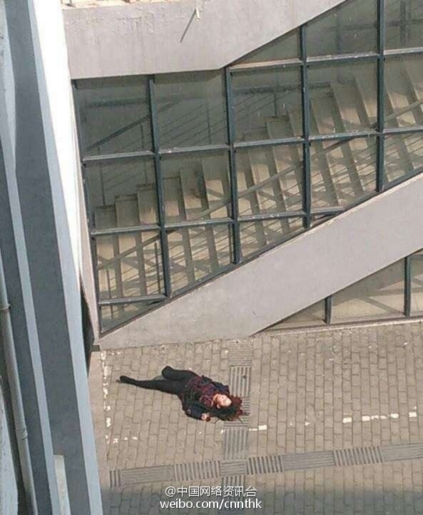 安徽一女生跳楼