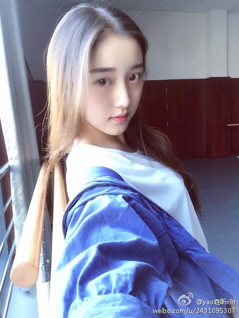 组图:18岁中戏美女学霸 清纯可人爆红网络