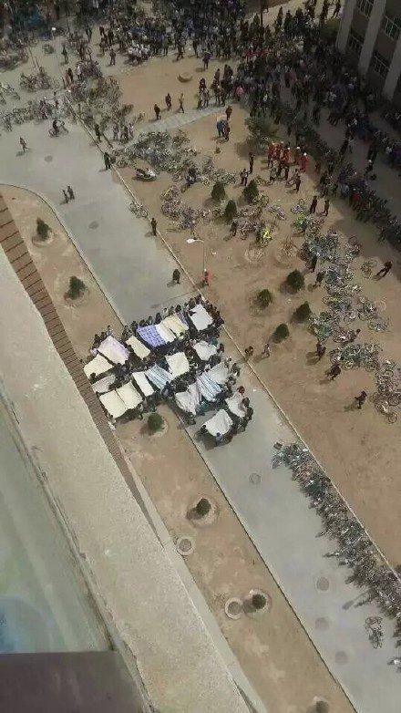 女学跳楼男生撑被子营救