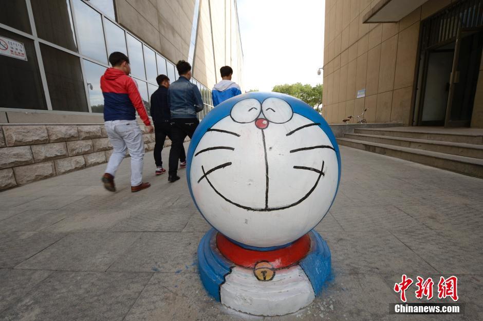 据悉,呼和浩特民族学院校园内,学生在井盖与石柱上涂鸦了大白,机器猫