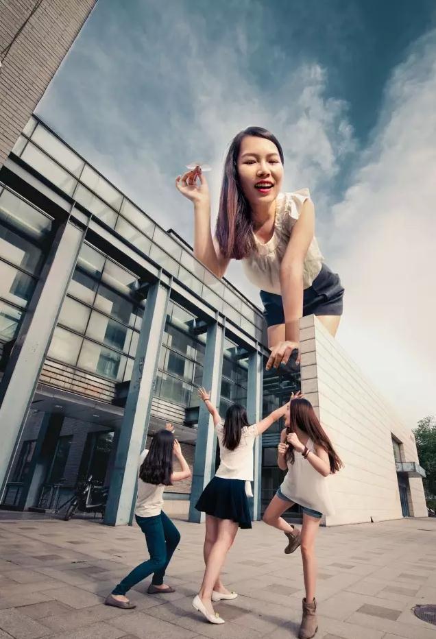 组图:大学毕业争拍创意照 北大女生化身巨人