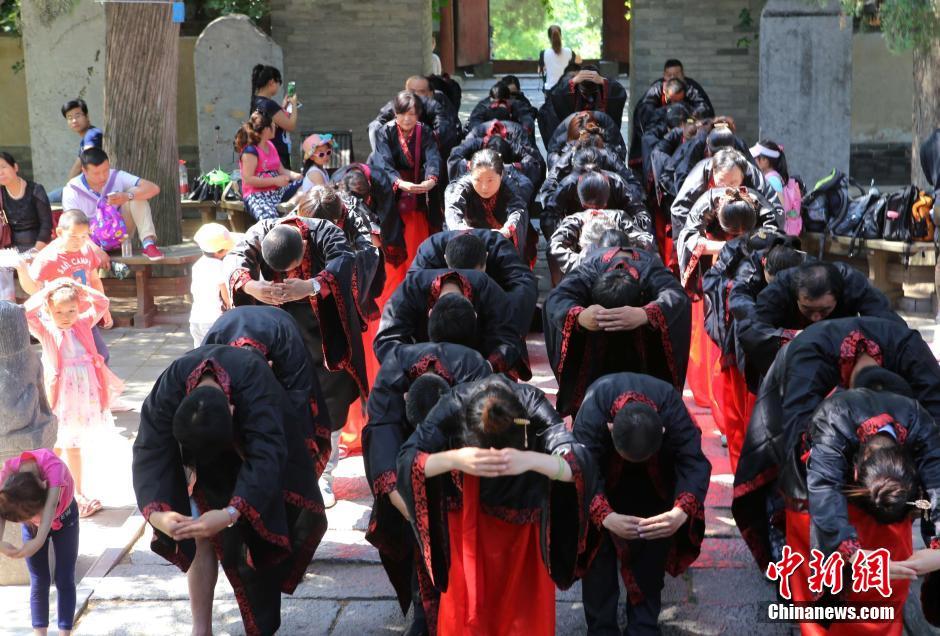 组图高考学子亲友团穿汉服拜孔子