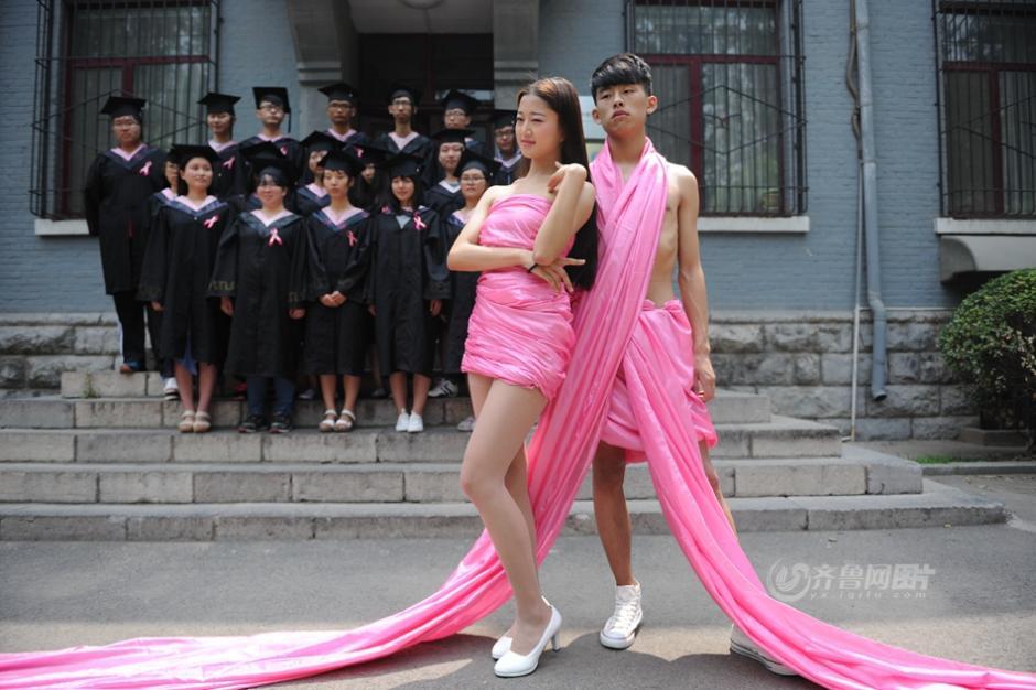 毕业生拍公益毕业照 粉红男女吸引眼球