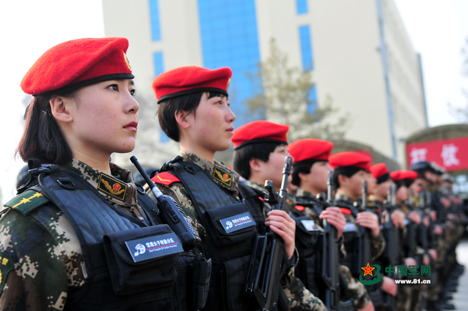 2015年3月11日,雪鹰女子特勤分队队员列队参加授旗仪式.