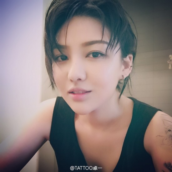 近日,美女纹身师卓一因其高颜值在微博走红,有网友称她的脸撞吴亦凡