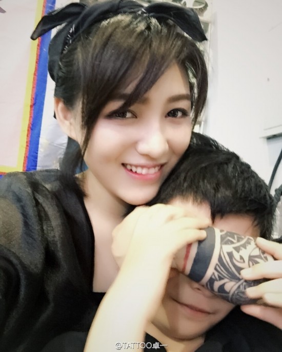 近日,美女纹身师卓一因其高颜值在微博走红,有网友称她的脸撞吴亦凡