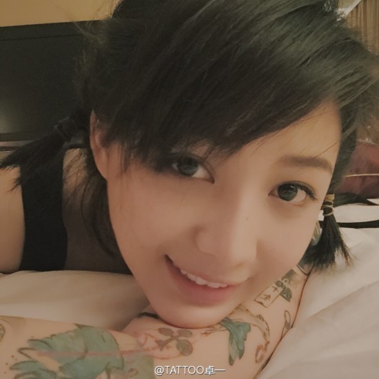 近日,美女纹身师卓一因其高颜值在微博走红,有网友称她的脸撞吴亦凡