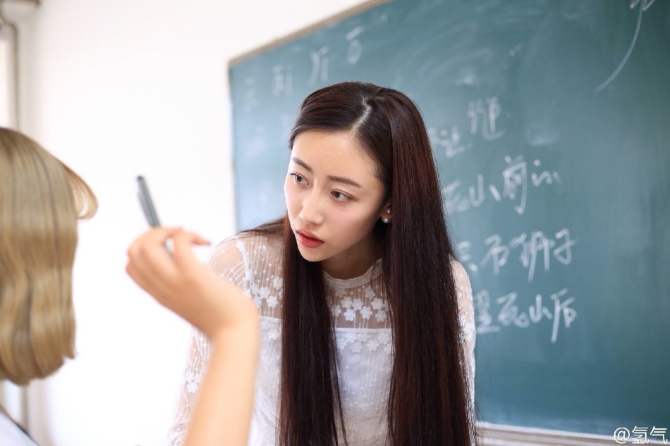 90后大连女老师走红