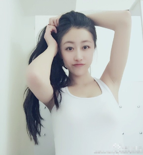 近日,网上盛传一组大连一位微博名为"许多语儿"的90后美女老师的照片