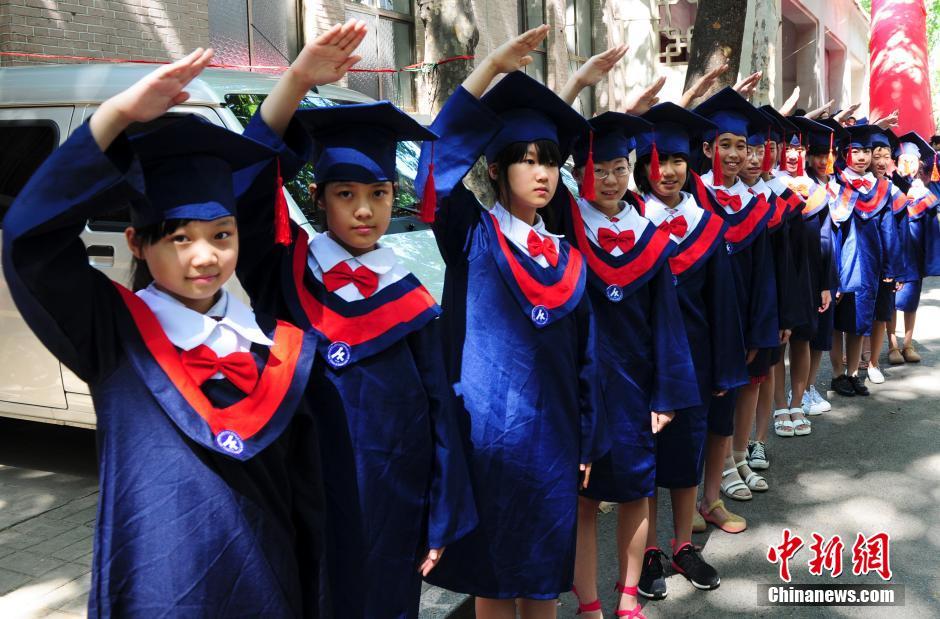 组图:山东小学生穿"学士服"毕业