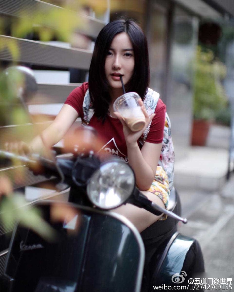 生活中的彭菲茗爱好非常的广泛,还喜欢看赛车,曾上过湖南卫视《天天