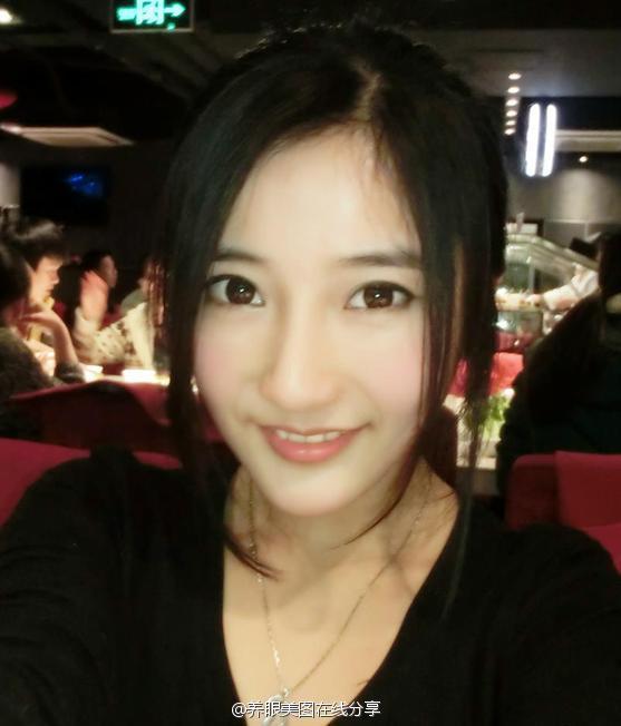 彭菲茗,来自清华大学的文艺部长,学的是美术和新闻专业.