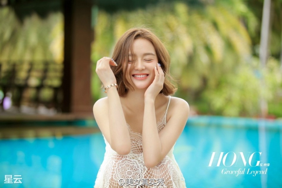 一向清纯可人的女星@周昕妤 在微博爆出一组性感泳装照,其挺拔诱人的