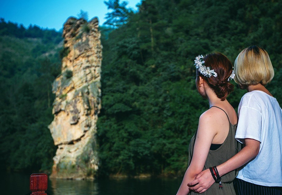 组图:土家姑娘宝峰寺宣布出柜 法师为其祈福