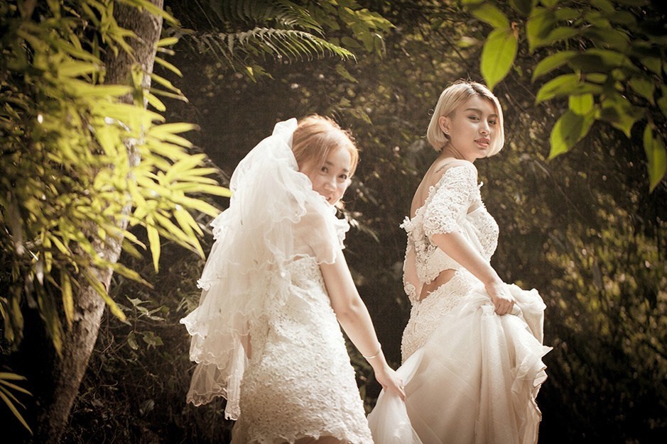 组图:土家姑娘宝峰寺宣布出柜 法师为其祈福