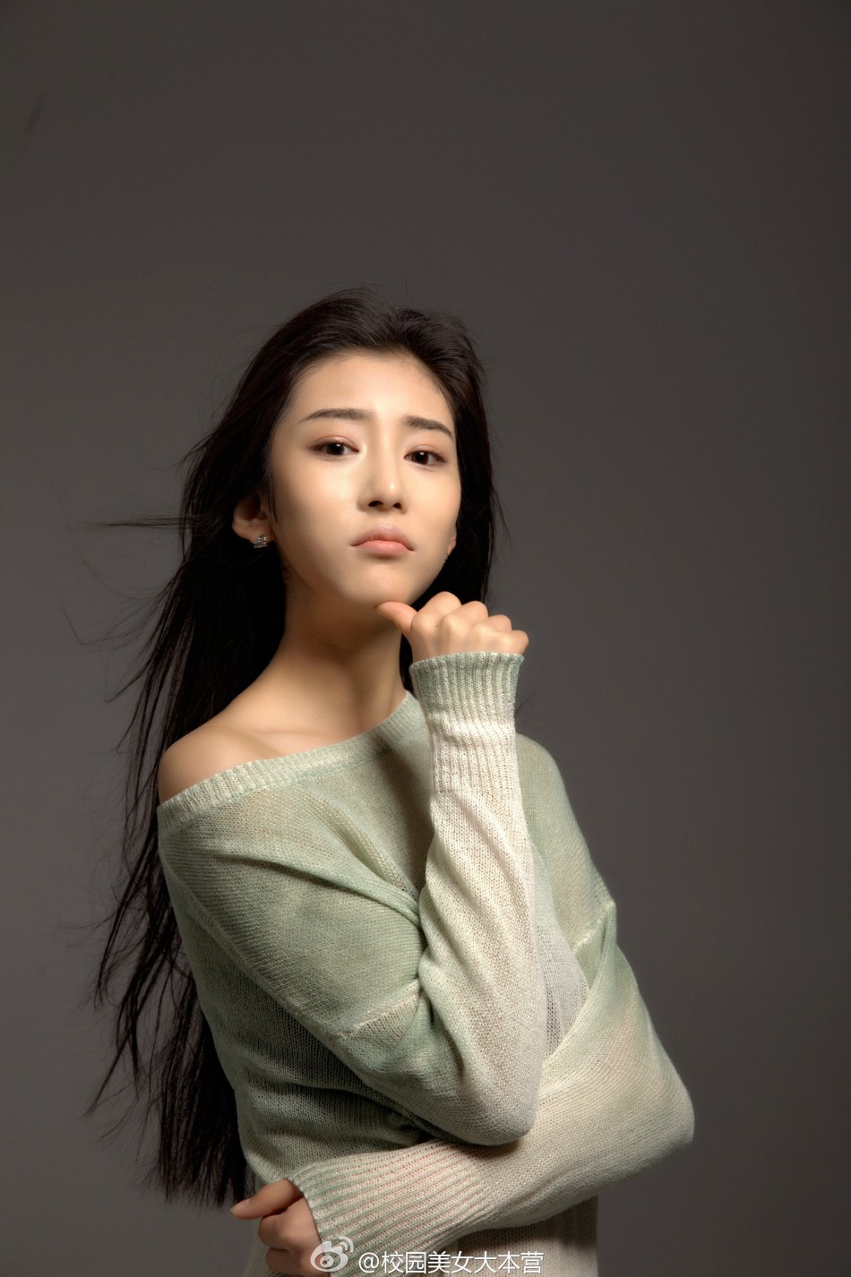 组图:北电校花范梦秀红裙 女神范儿十足