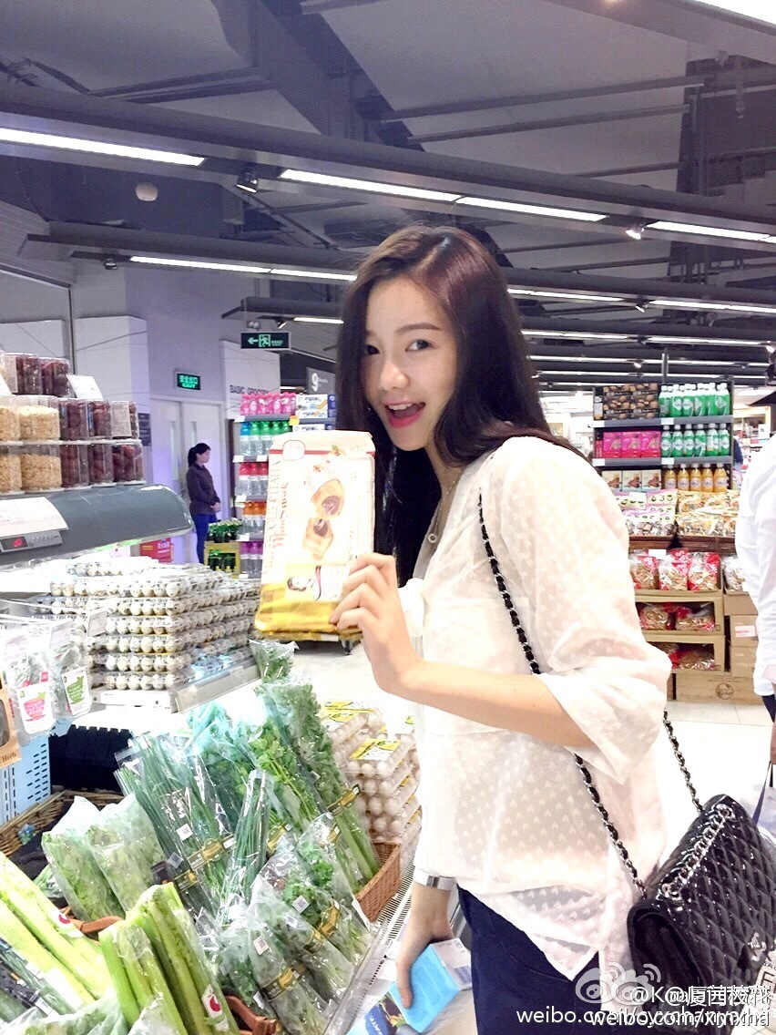 陈艳茜,上海戏剧学院播音主持专业,21岁,身高172,体重49kg.