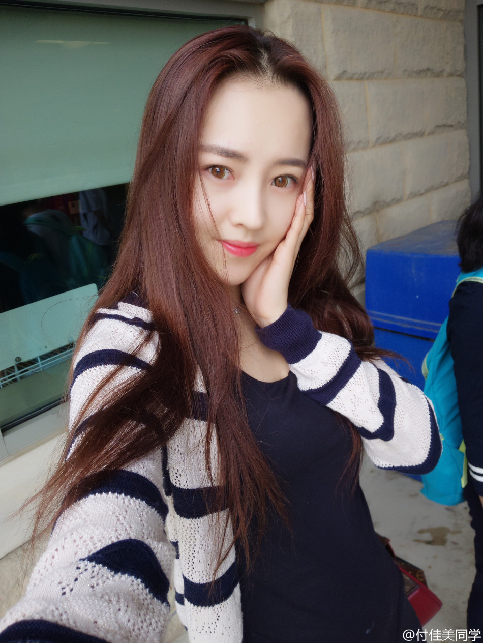 我们的女神北体校花付佳,在美国街头大秀美腿,为国争光