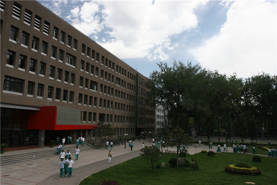 年,前身为"清华大学附设工农速成中学";1957年,改为"北京市104中学"