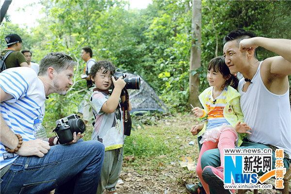 爸爸3萌娃掌镜当导演