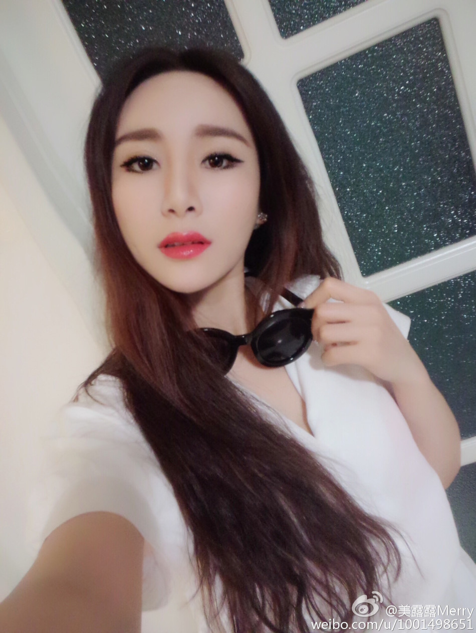 近日,留学新加坡女生刘晨露在微博晒出一组海边泳装照,并写道:"到哪都