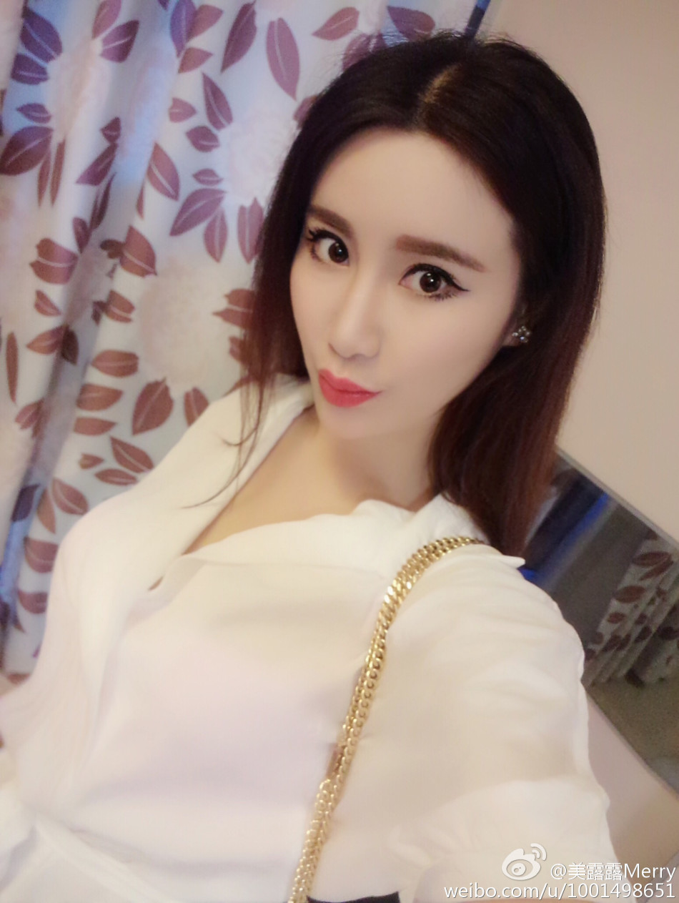 美女留学生夏日秀身材