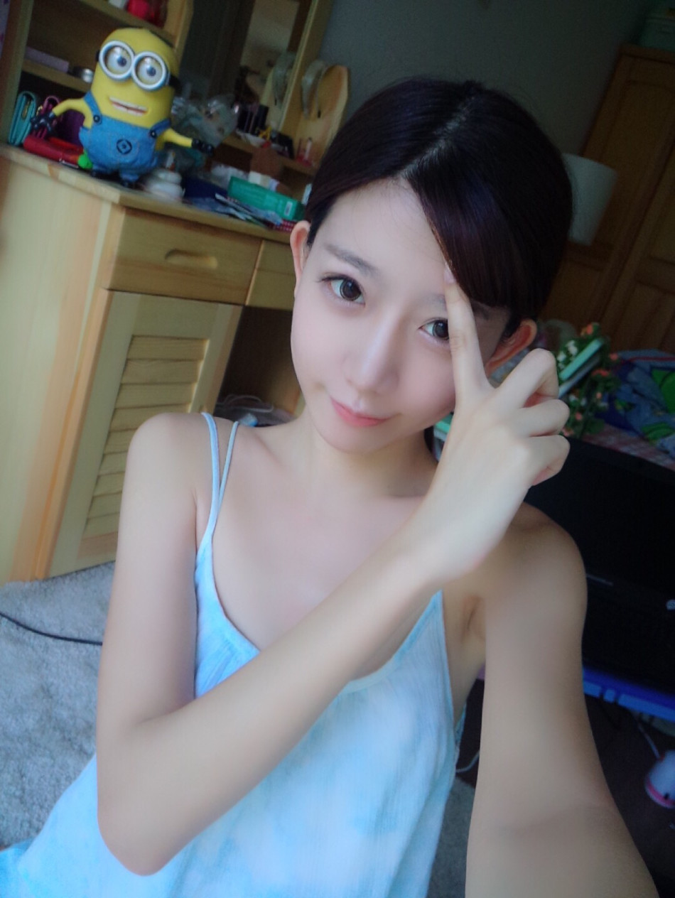 酷似林志玲校花晒新写真 靓丽俏皮