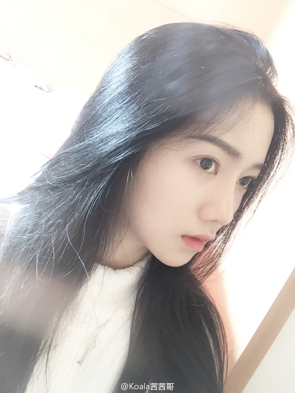 近日,上戏校花陈艳茜在微博晒出一组新的写真照,照片中的她一头披肩