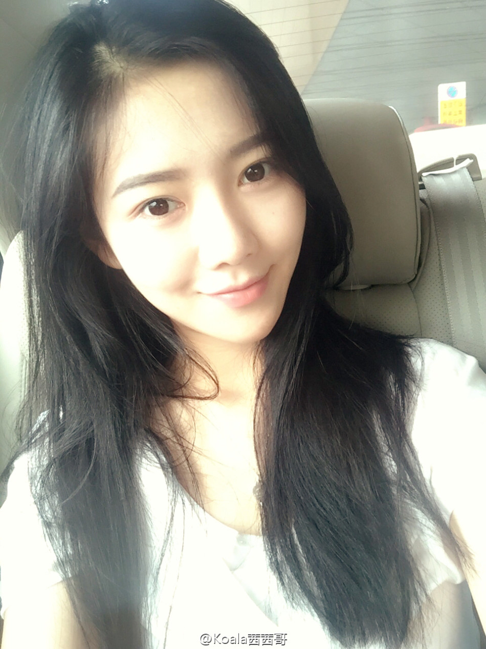 近日,上戏校花陈艳茜在微博晒出一组新的写真照,照片中的她一头披肩