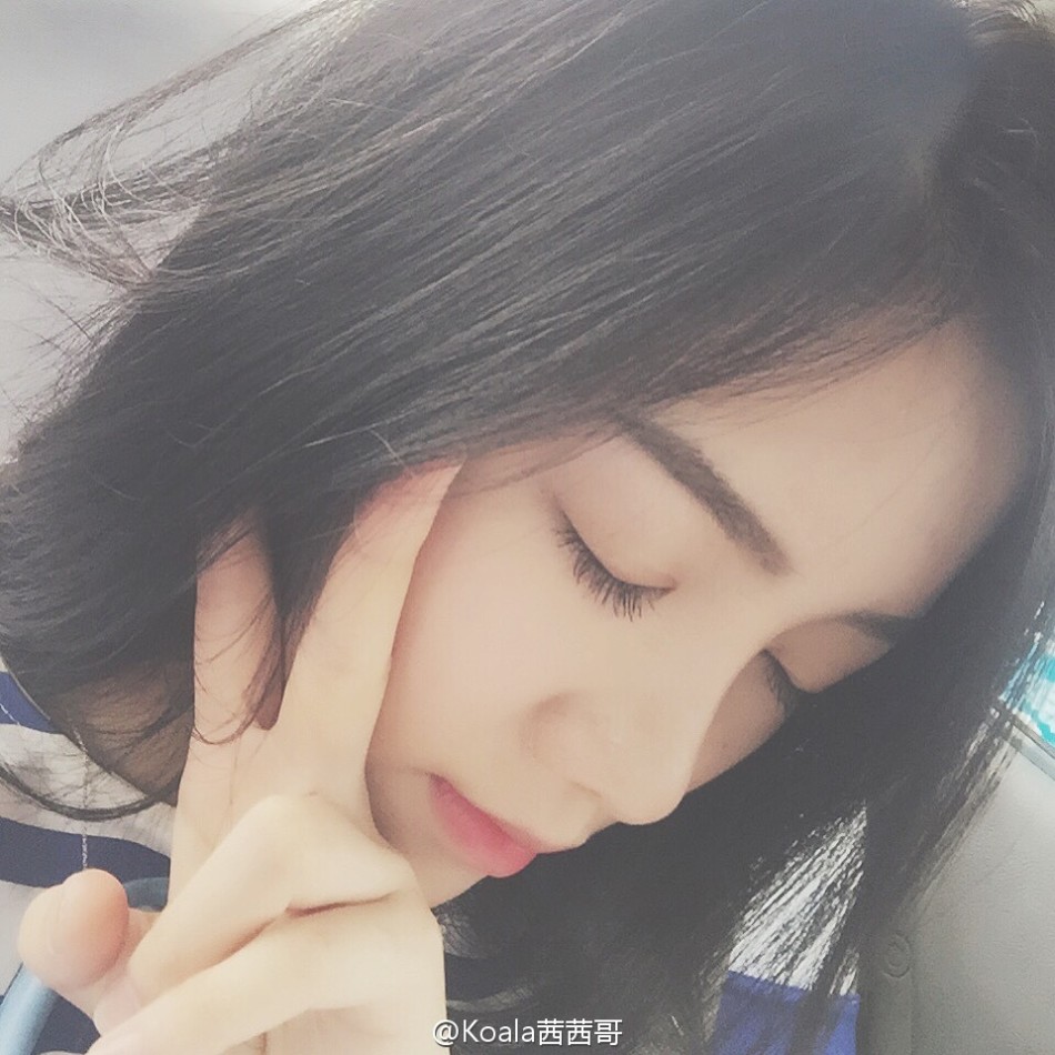 近日,上戏校花陈艳茜在微博晒出一组新的写真照,照片中的她一头披肩