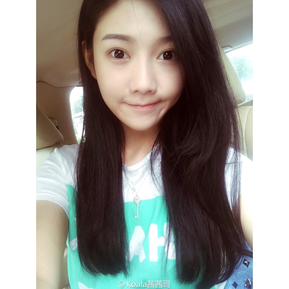 近日,上戏校花陈艳茜在微博晒出一组新的写真照,照片中的她一头披肩