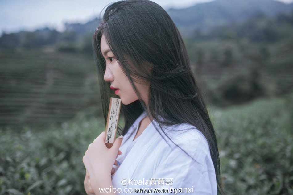 近日,上戏校花陈艳茜在微博晒出一组新的写真照,照片中的她一头披肩