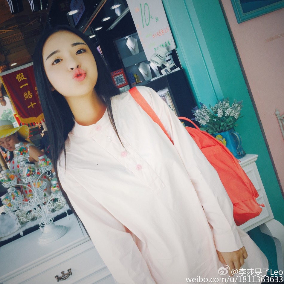 近日,被称为武大樱花学霸的李莎旻子晒出一组新写真,照片中她身穿白色