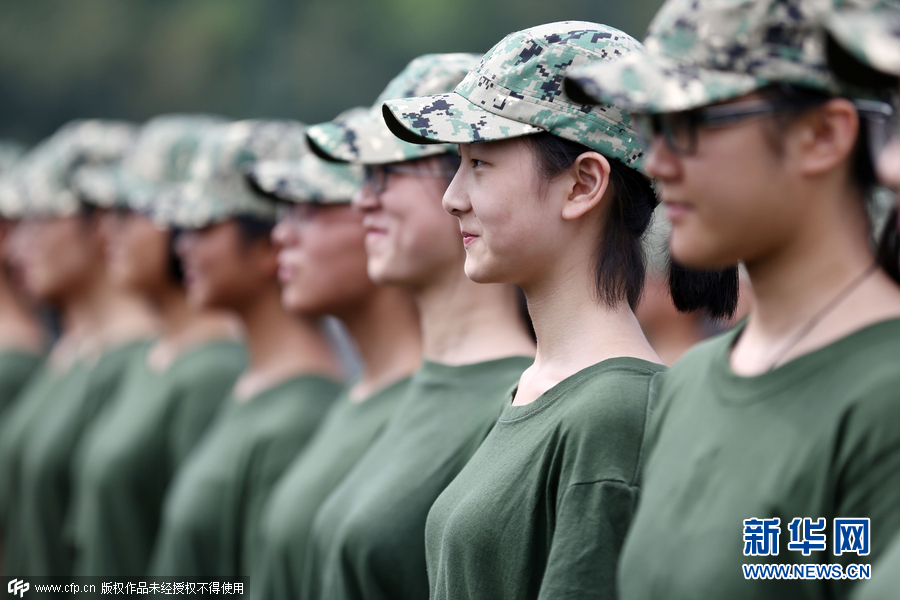 又到一年军训时 安徽高一新生烈日下站军姿