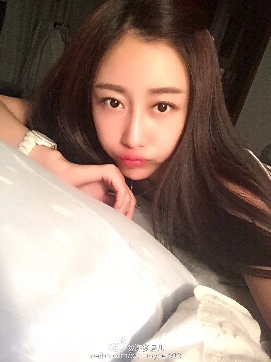 近日,大连女神老师许多语儿在微博晒出一组新写真.