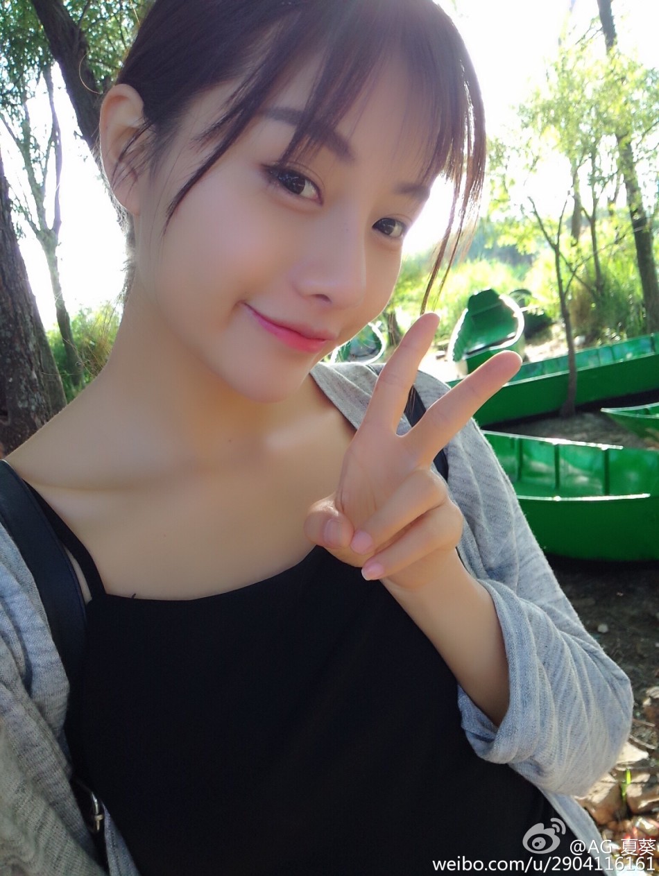 近日,郑州工业学院校花夏葵曝出一组写真.
