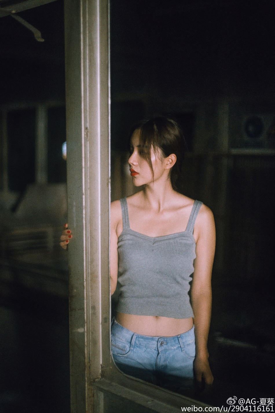 近日,郑州工业学院校花夏葵曝出一组写真.