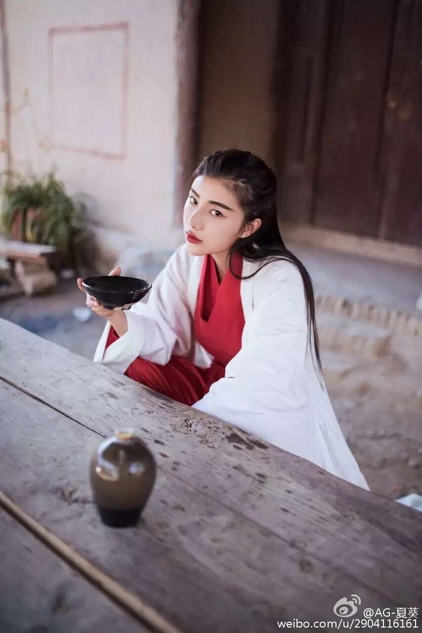 照片中的她身着简单白衣,闭目静坐在溪水边,似与自然融为一体.