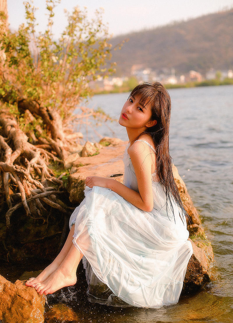 近日,郑州工业学院校花夏葵曝出一组写真.