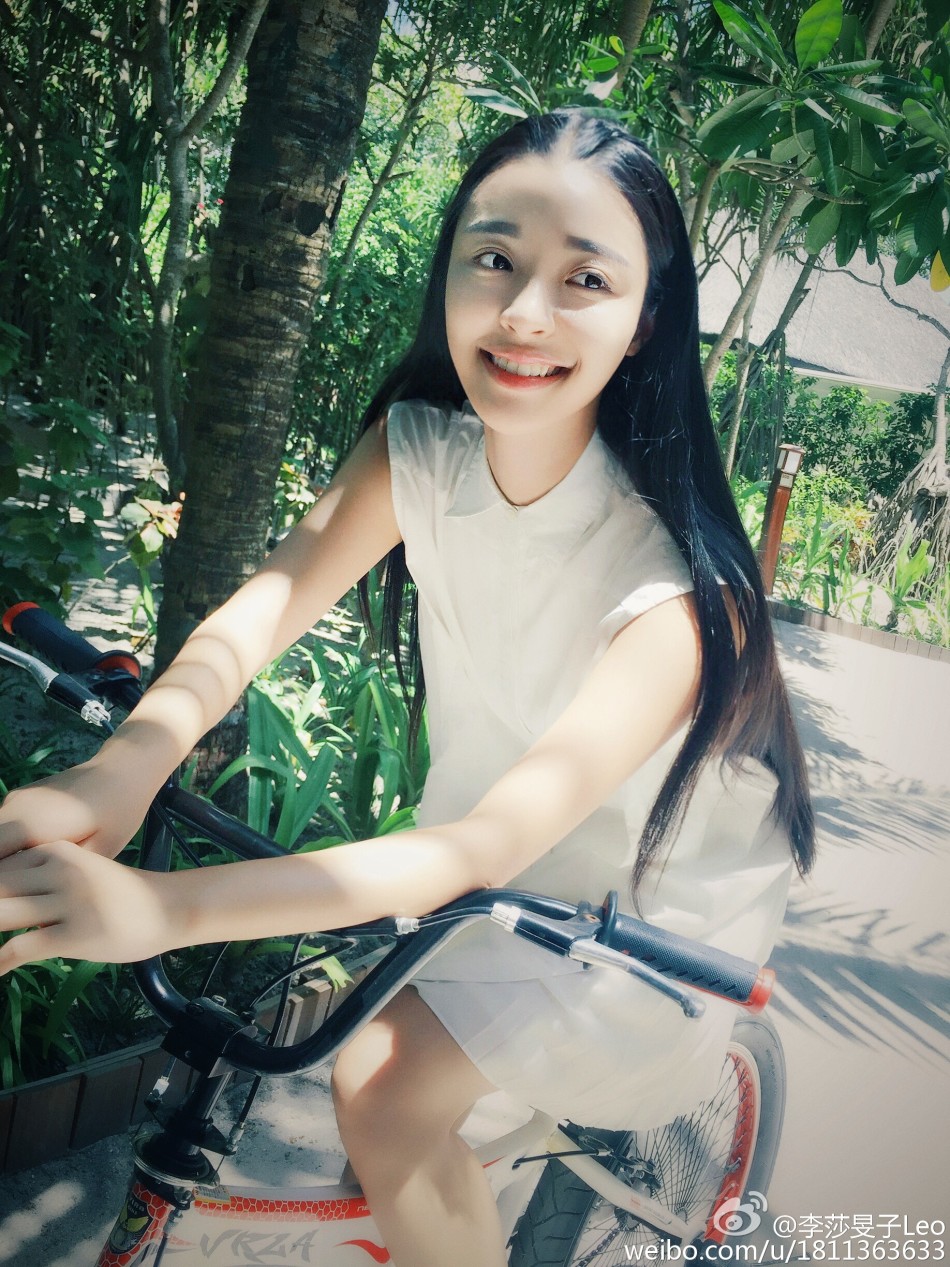 近日,武大校花李莎旻子在微博晒出一组新照.