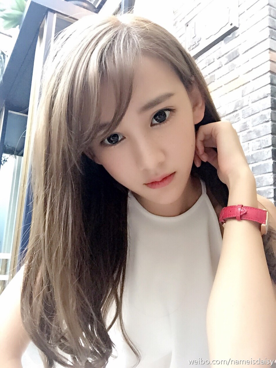 近日,留学澳洲女生李玉洁晒出一组在网吧包间里打游戏的照片.