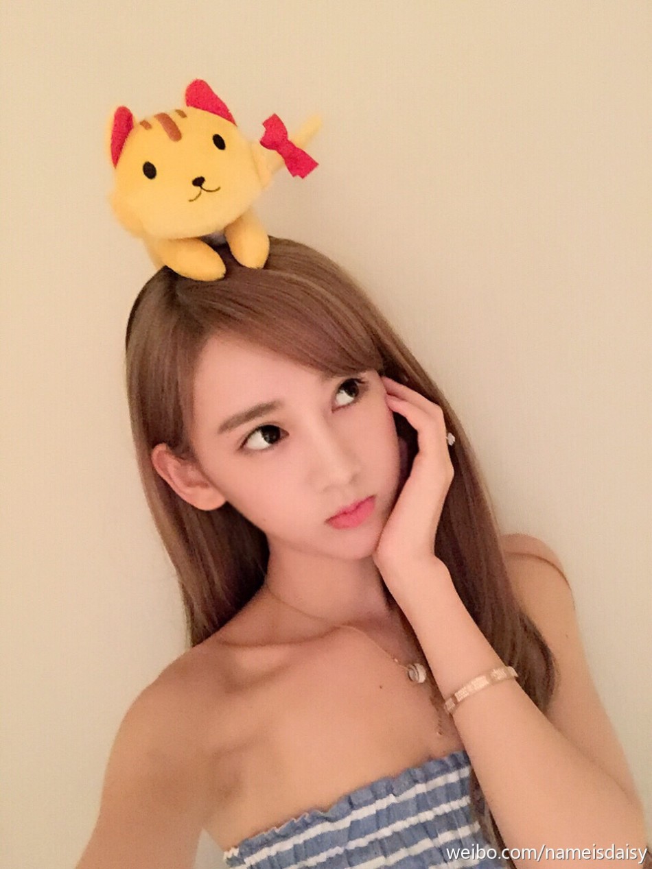 近日,留学澳洲女生李玉洁晒出一组在网吧包间里打游戏的照片.