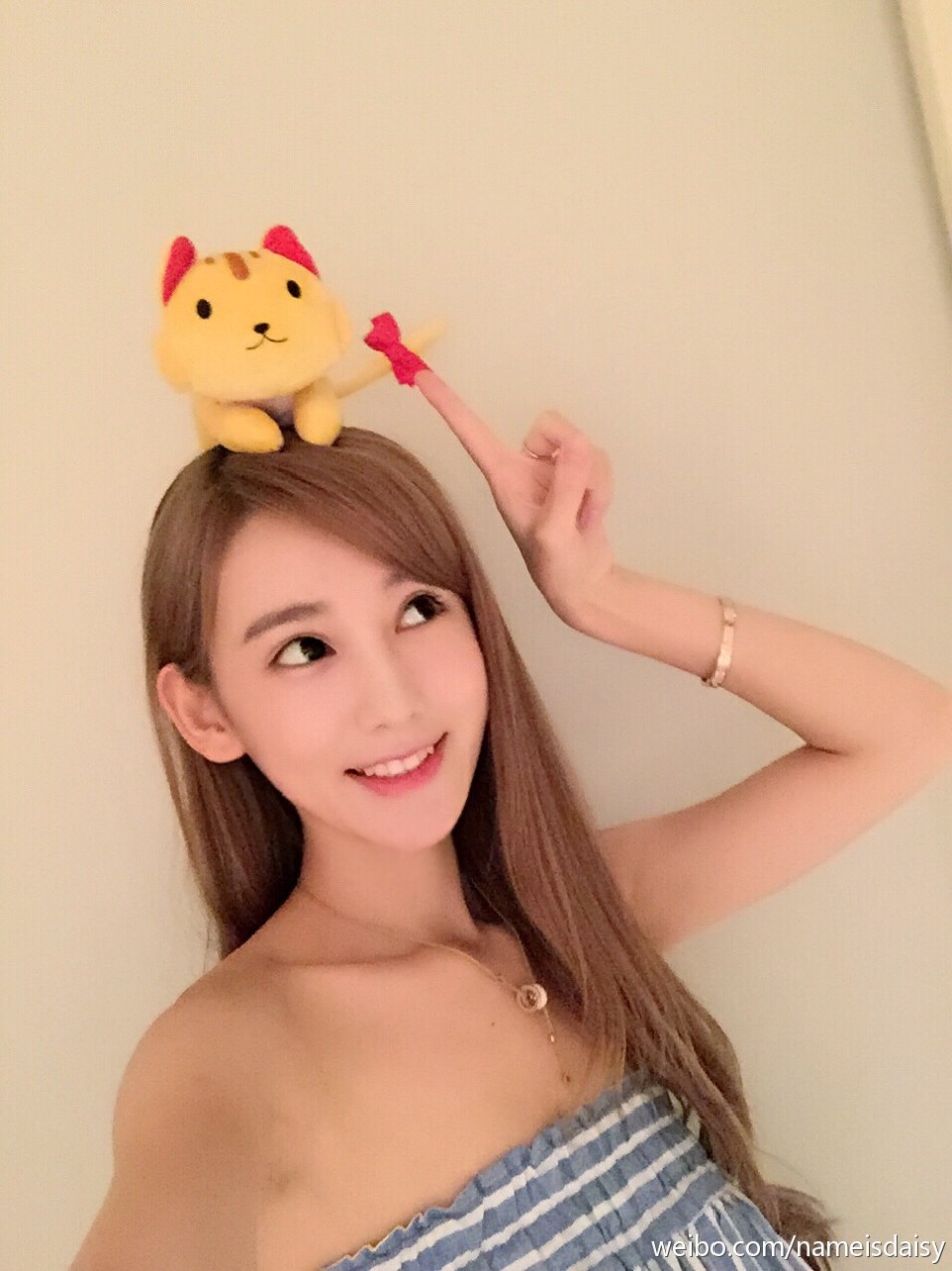 近日,留学澳洲女生李玉洁晒出一组在网吧包间里打游戏的照片.