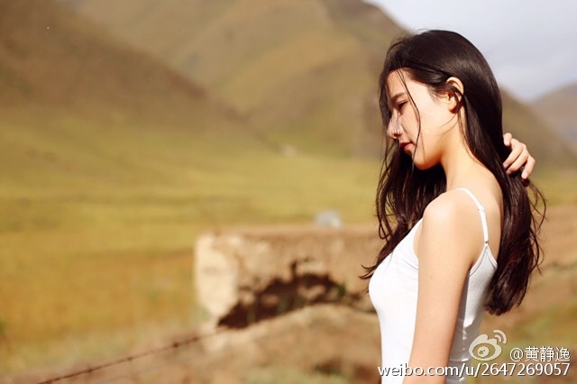 照片中她一袭白裙,长发披肩,双目深情望向远方,蓝色印花披肩更显异域