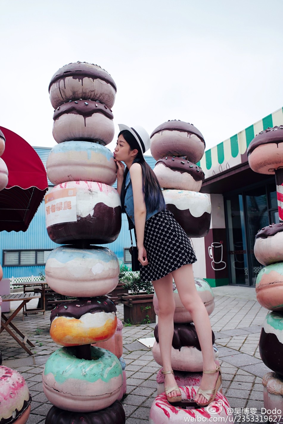 近日,上海视觉艺术学院校花吴博雯在微博晒出一组新