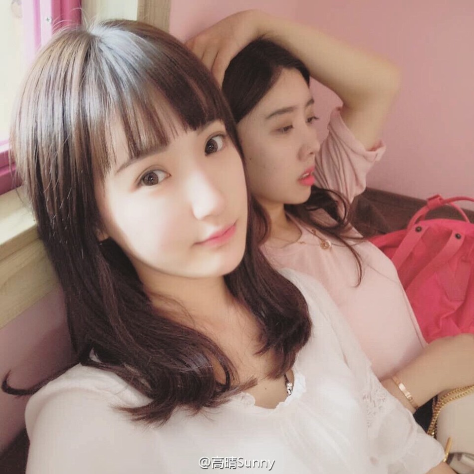 近日,最美校服女生高晴在微博晒出一组照片.